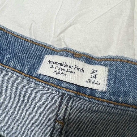 Abercrombie 4” Mom Shorts High Rise - Picture 3 of 3